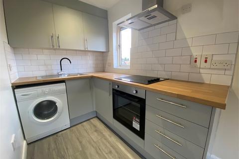 Studio to rent, Mead Avenue, Langley SL3