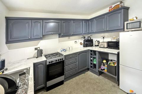 3 bedroom house share to rent, Plym Close, Aylesbury, HP21