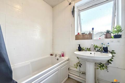 3 bedroom house share to rent, Plym Close, Aylesbury, HP21