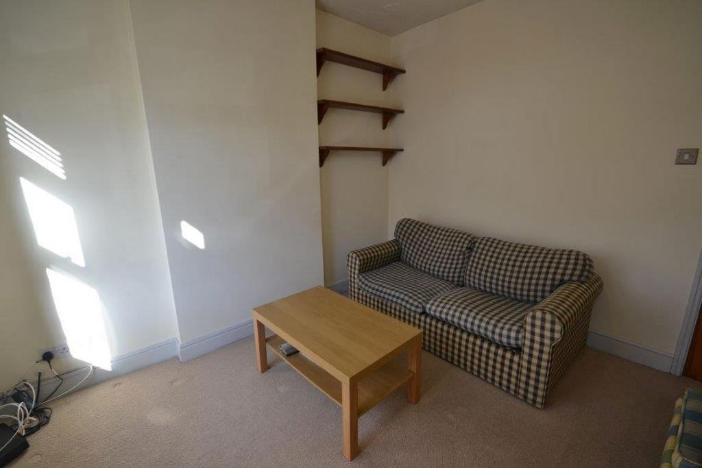 House in Leicester, Clarendon Park - More