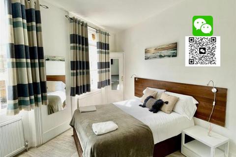 Studio to rent, Knaresborough Place, London SW5