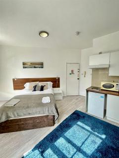 Studio to rent, Knaresborough Place, London SW5
