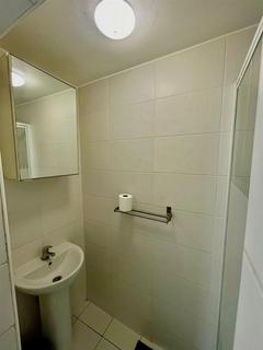 Studio to rent, Knaresborough Place, London SW5