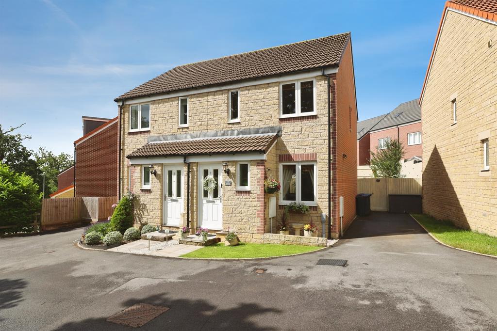 2 bedroom semi-detached house for sale