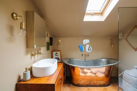 2 bedroom terraced house to rent, Wick Road, London, E9