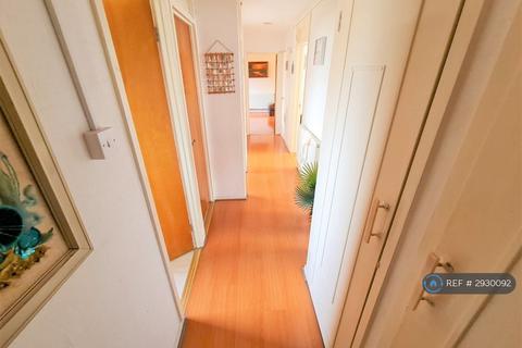 3 bedroom flat to rent, Cowbridge Lane, Barking, IG11