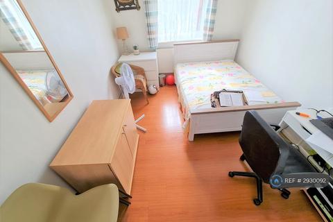 3 bedroom flat to rent, Cowbridge Lane, Barking, IG11