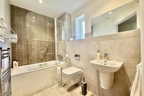 2 bedroom flat for sale, Hammond Way, Yateley GU46