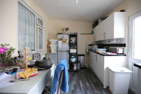 4 bedroom terraced house to rent, Leader Avenue, Manor Park, E12 6JP