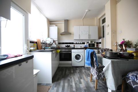 4 bedroom terraced house to rent, Leader Avenue, Manor Park, E12 6JP