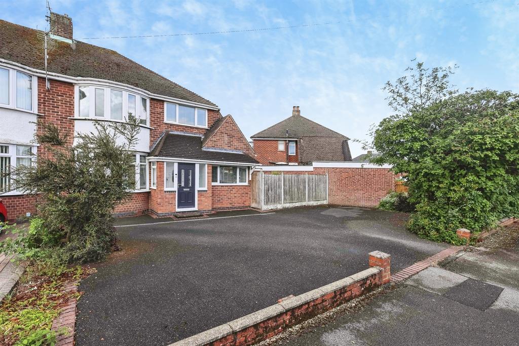 3 bedroom semi-detached house for sale