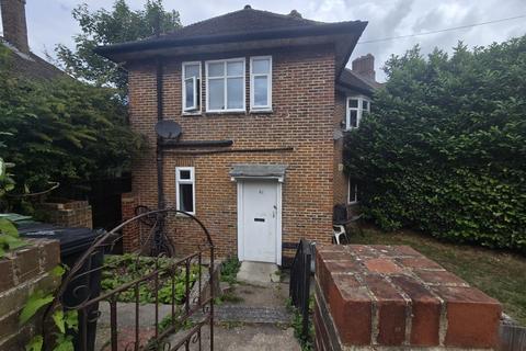 Studio to rent, Elfrida Crescent, London