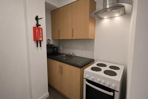 Studio to rent, Elfrida Crescent, London