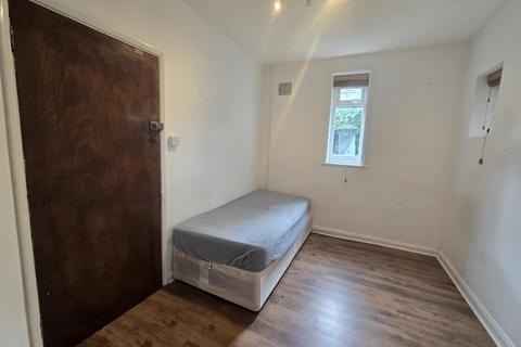 Studio to rent, Elfrida Crescent, London