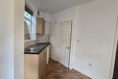 Studio to rent, Elfrida Crescent, London