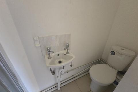 Studio to rent, Elfrida Crescent, London