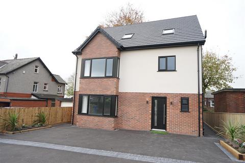 5 bedroom detached house to rent, Beech Avenue, Adlington,, Chorley,