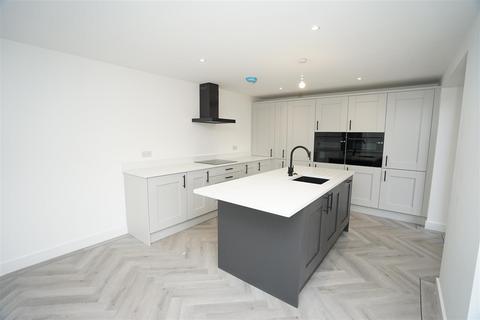 5 bedroom detached house to rent, Beech Avenue, Adlington,, Chorley,