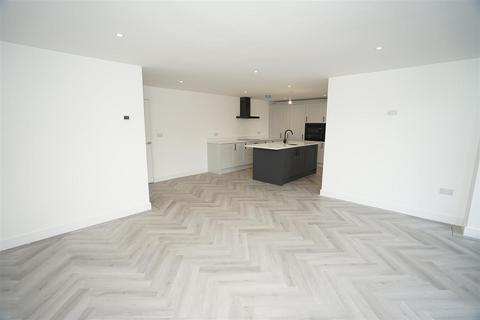 5 bedroom detached house to rent, Beech Avenue, Adlington,, Chorley,