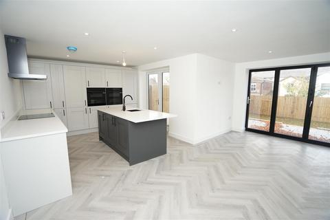 5 bedroom detached house to rent, Beech Avenue, Adlington,, Chorley,