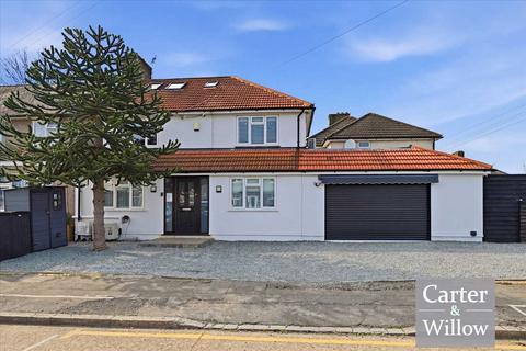 4 bedroom end of terrace house for sale, Dronfield Gardens, Dagenham, Essex