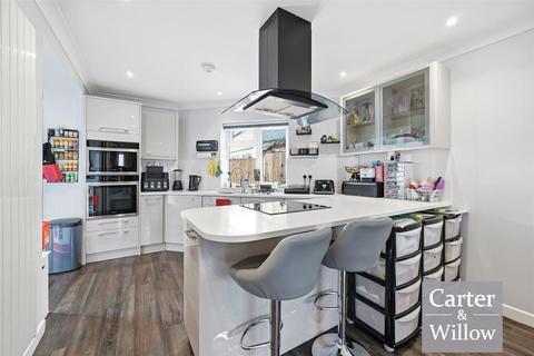 4 bedroom end of terrace house for sale, Dronfield Gardens, Dagenham, Essex