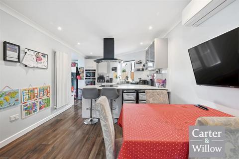 4 bedroom end of terrace house for sale, Dronfield Gardens, Dagenham, Essex