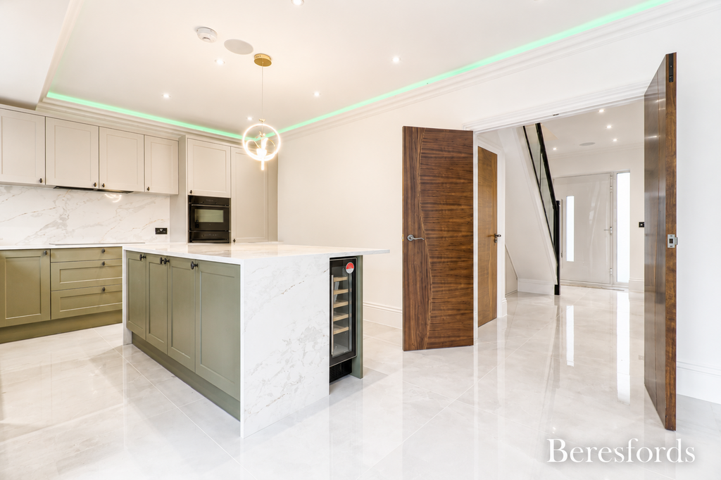 Garland Way, RM11 - View 2