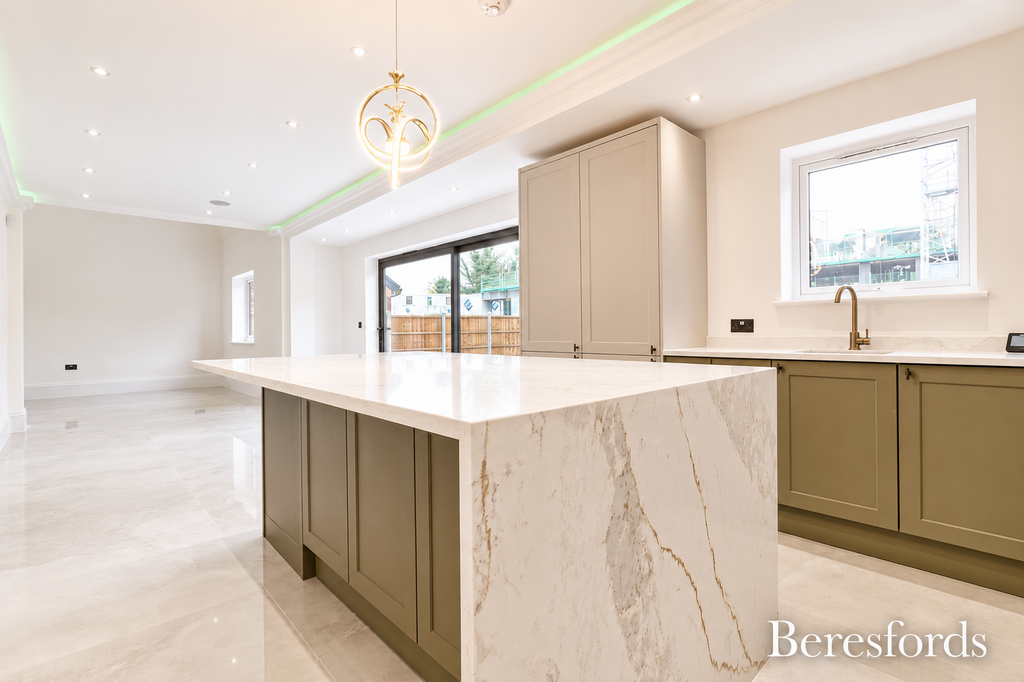 Garland Way, RM11 - View 3