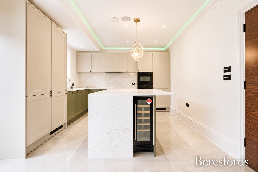 Garland Way, RM11 - View 4