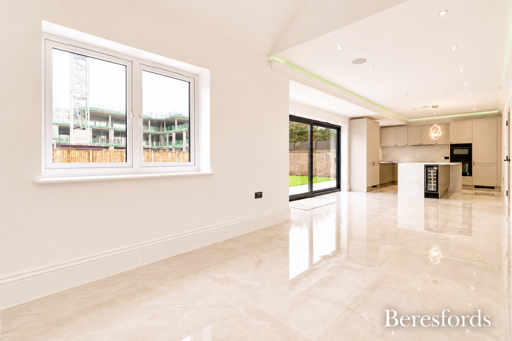 Garland Way, RM11 - View 5