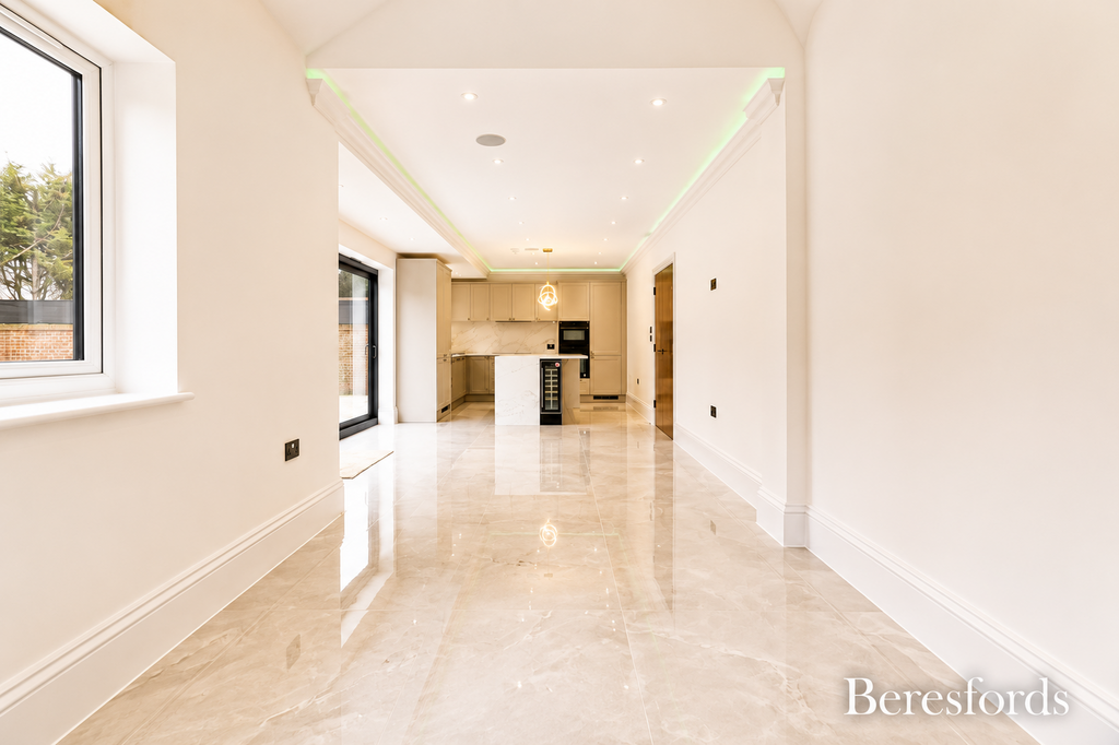 Garland Way, RM11 - View 6