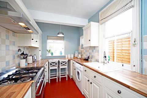 2 bedroom terraced house to rent, Bourne Avenue Windsor SL4