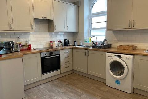 1 bedroom in a house share to rent, A Coburg Place, Torquay, TQ2