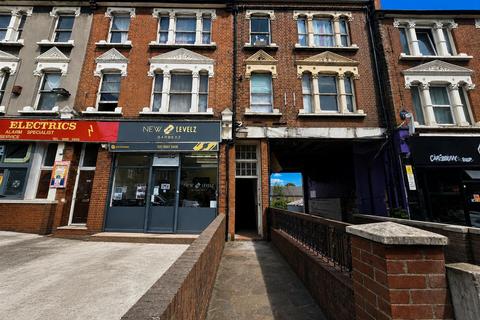 Studio to rent, Brownhill Road, London