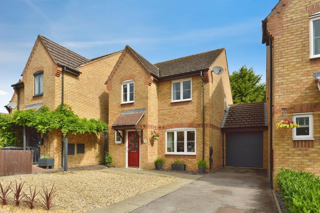 3 bedroom link detached house for sale
