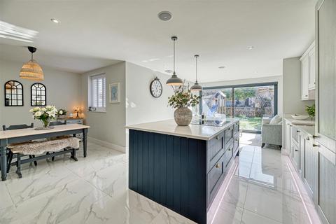 5 bedroom semi-detached house to rent, Grappenhall Road, Stockton Heath, WA4