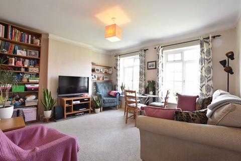 2 bedroom flat to rent, Portsmouth Road, Thames Ditton, KT7