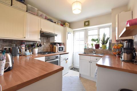 2 bedroom flat to rent, Portsmouth Road, Thames Ditton, KT7