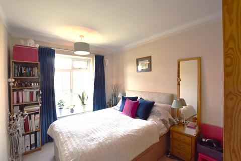 2 bedroom flat to rent, Portsmouth Road, Thames Ditton, KT7