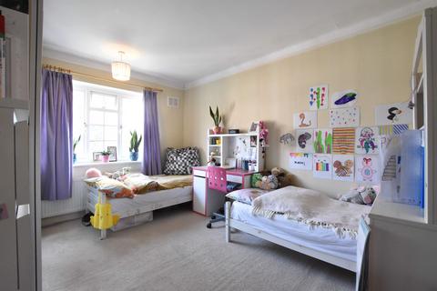 2 bedroom flat to rent, Portsmouth Road, Thames Ditton, KT7