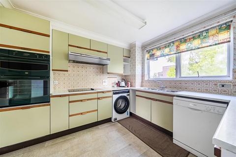 3 bedroom flat for sale, Buckingham Close, Guildford