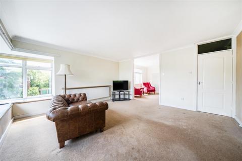3 bedroom flat for sale, Buckingham Close, Guildford