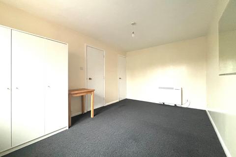 Studio to rent, Waterside, Uxbridge UB8