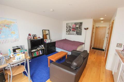 Studio to rent, Bute Terrace, CARDIFF