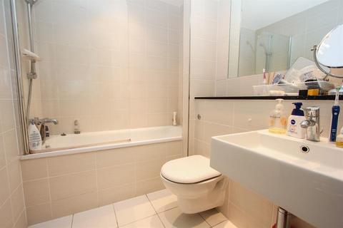 Studio to rent, Bute Terrace, CARDIFF