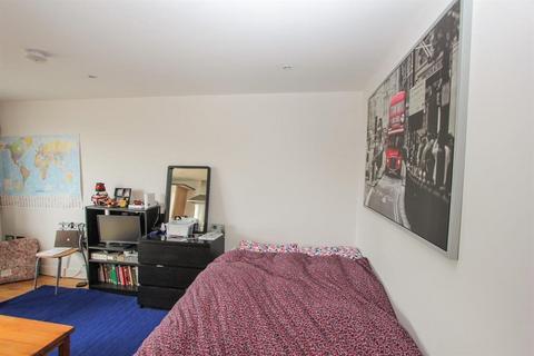 Studio to rent, Bute Terrace, CARDIFF