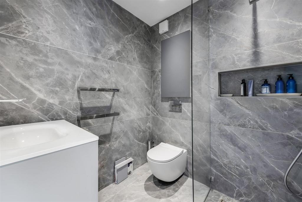 Second En-suite Bathroom