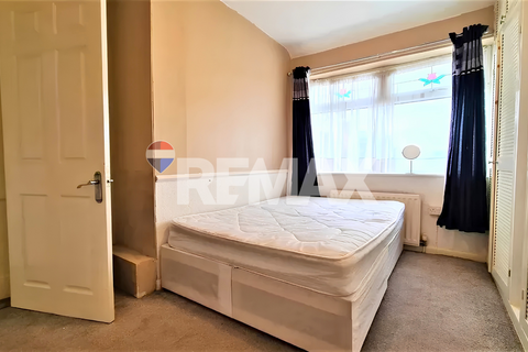 2 bedroom terraced house to rent, Stonard Road, Dagenham RM8