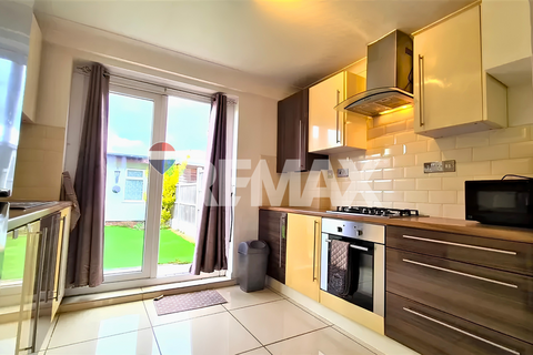 2 bedroom terraced house to rent, Stonard Road, Dagenham RM8